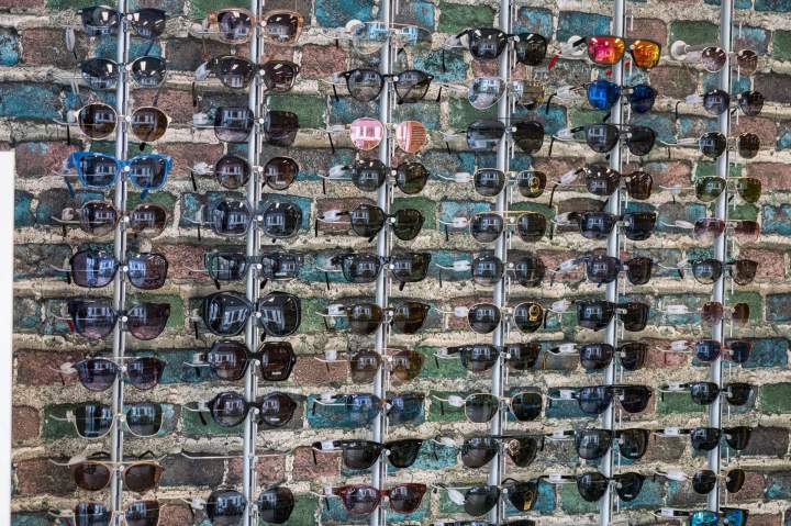 Nous vendons des lunettes de soleil tendance.